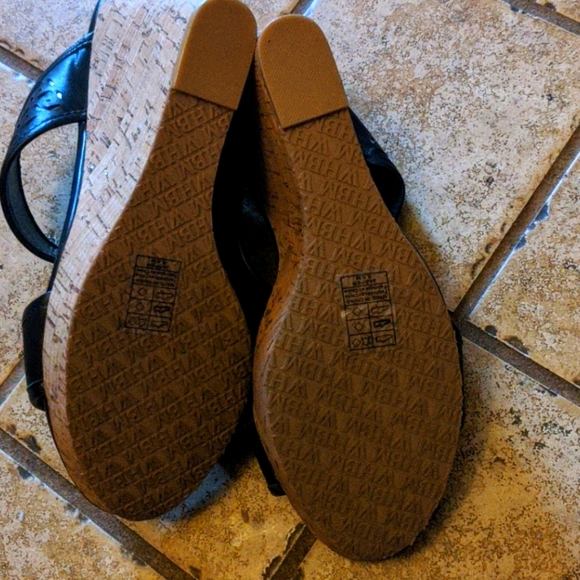 3 for $30 WHITE HOUSE/BLACK MARKET WEDGE SANDALS - Picture 3 of 6